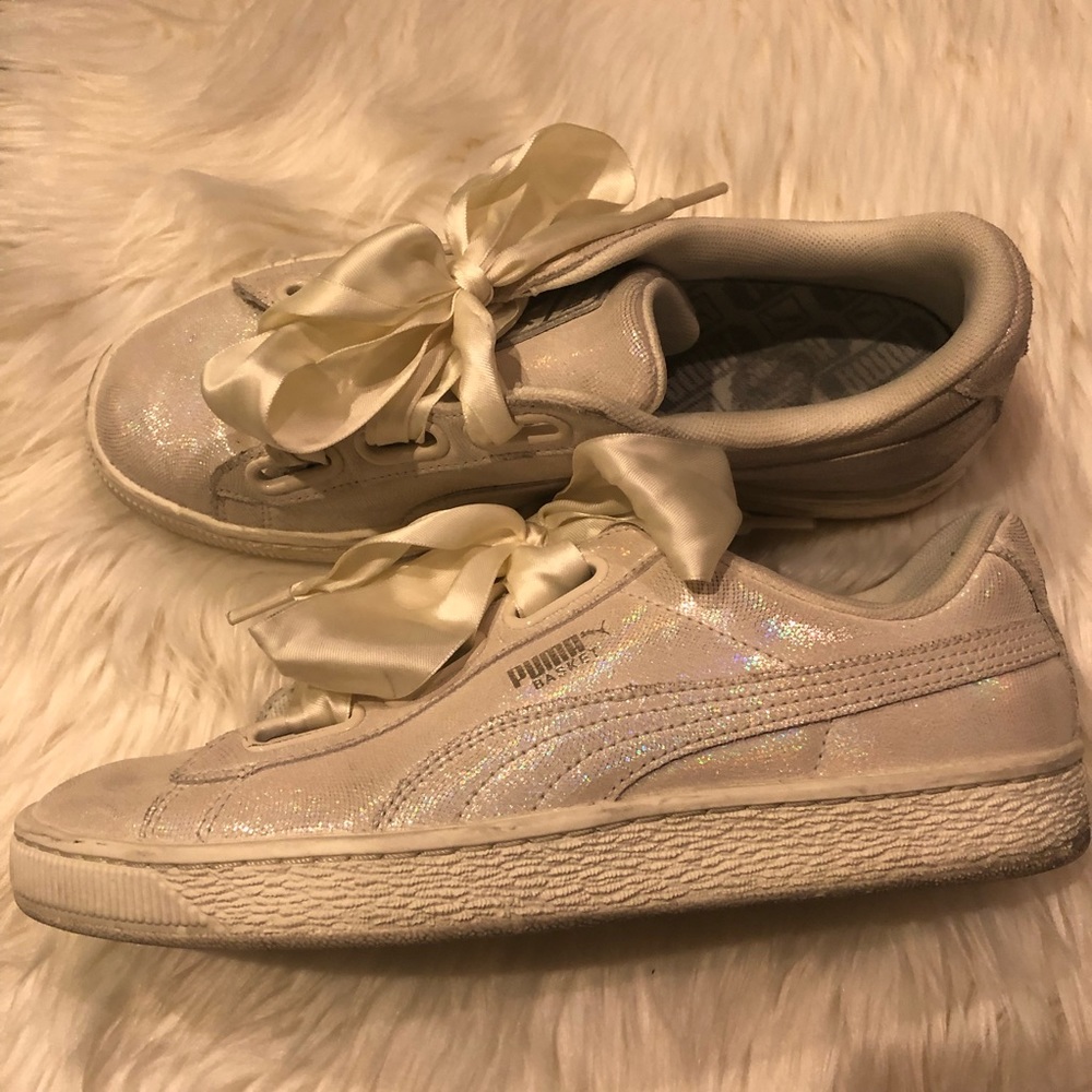 Iridescent cream pumas